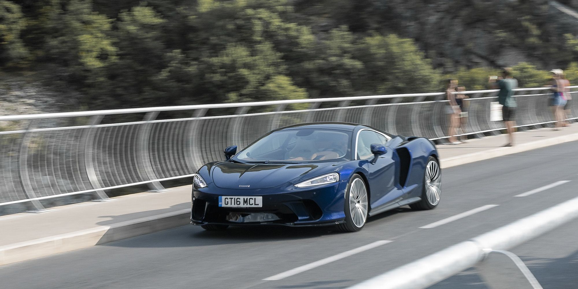 McLaren GT Frente Namaka Azul Condução
