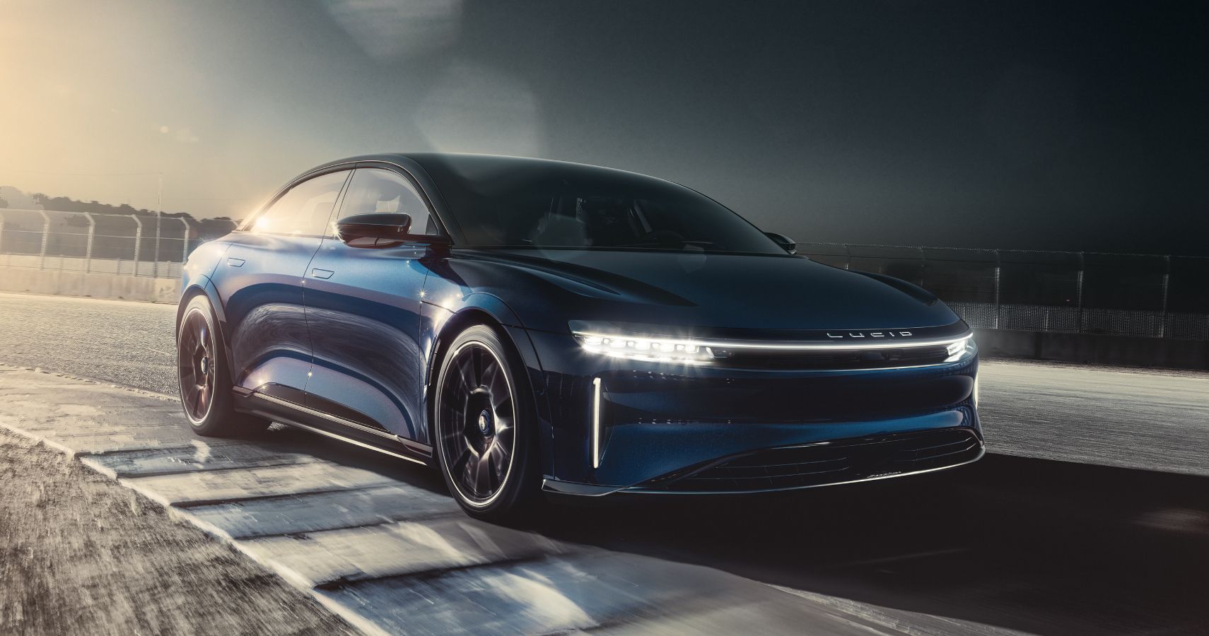Lucid Air Sapphire 2023 azul escuro conduzido na pista