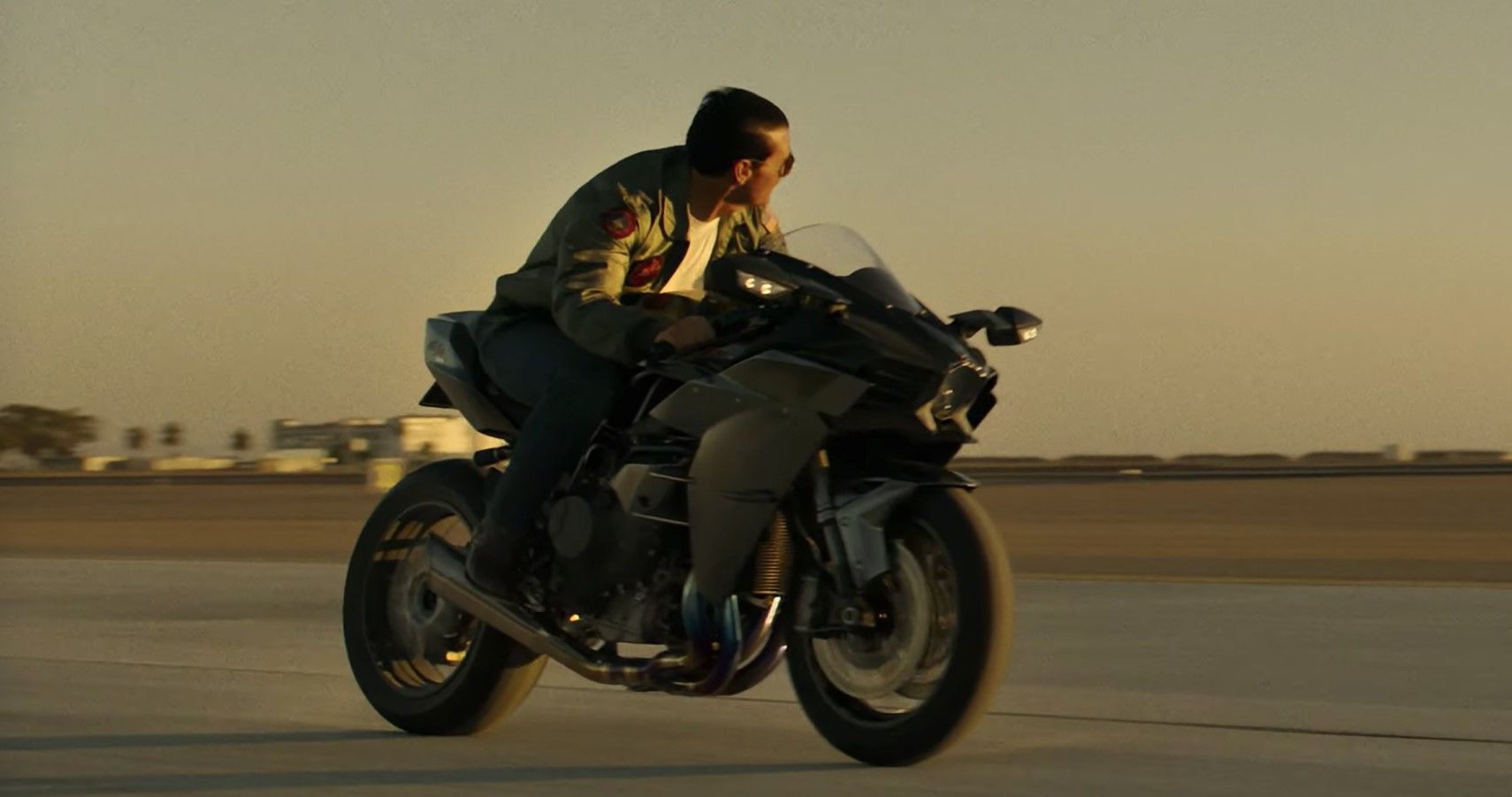 Tom Cruise Top Gun Maverick riding a Kawasaki H2 Carbon