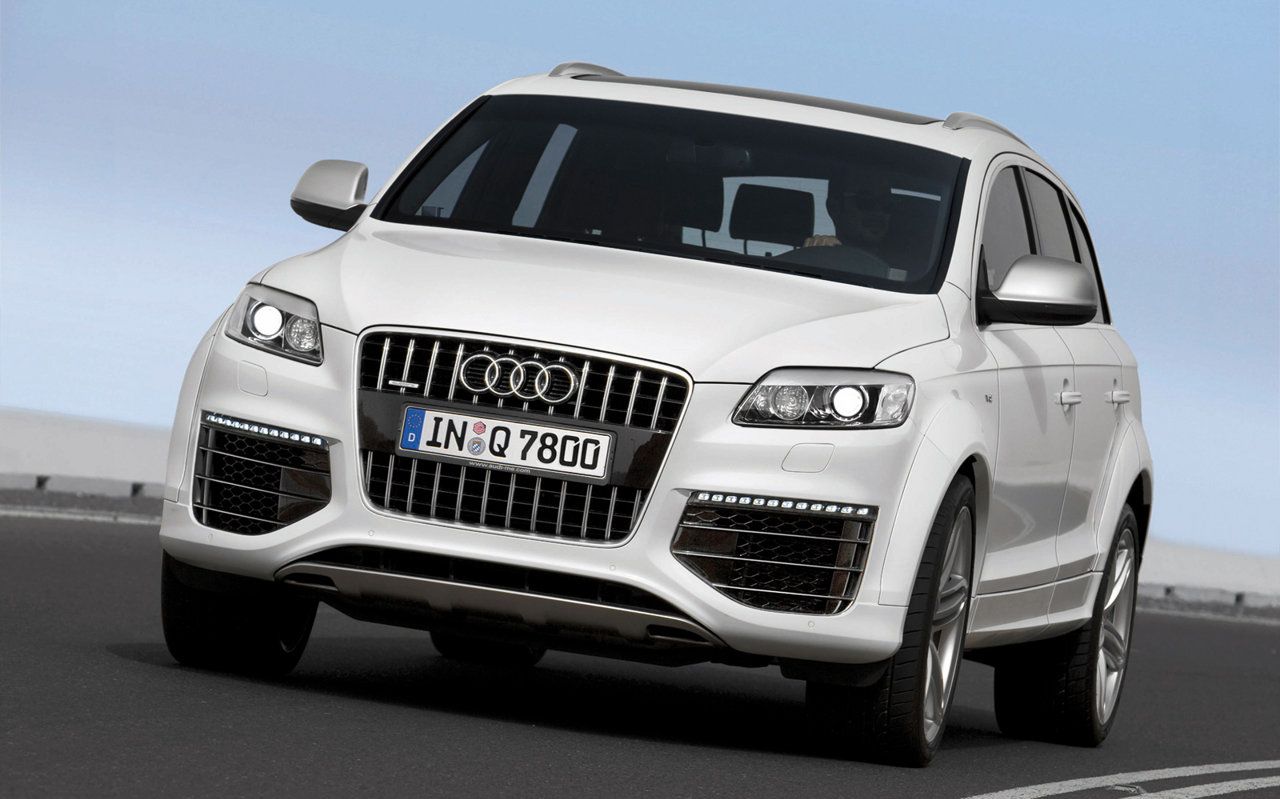 Condução branca de Audi Q7 SUV