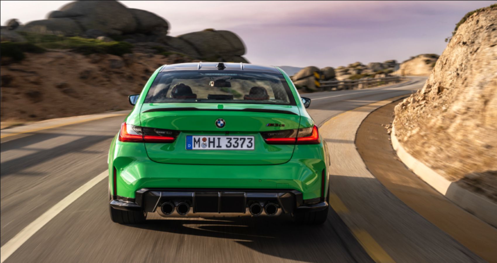 BMW M3 CS 2024 года зеленого цвета снаружи сзади