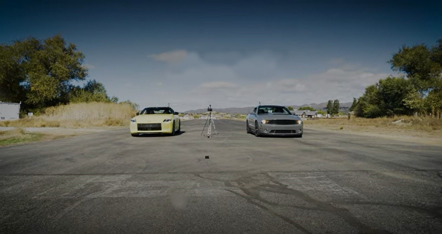 Roush stage 3 Ford Mustang vs Nissan Z drag race, at starting line