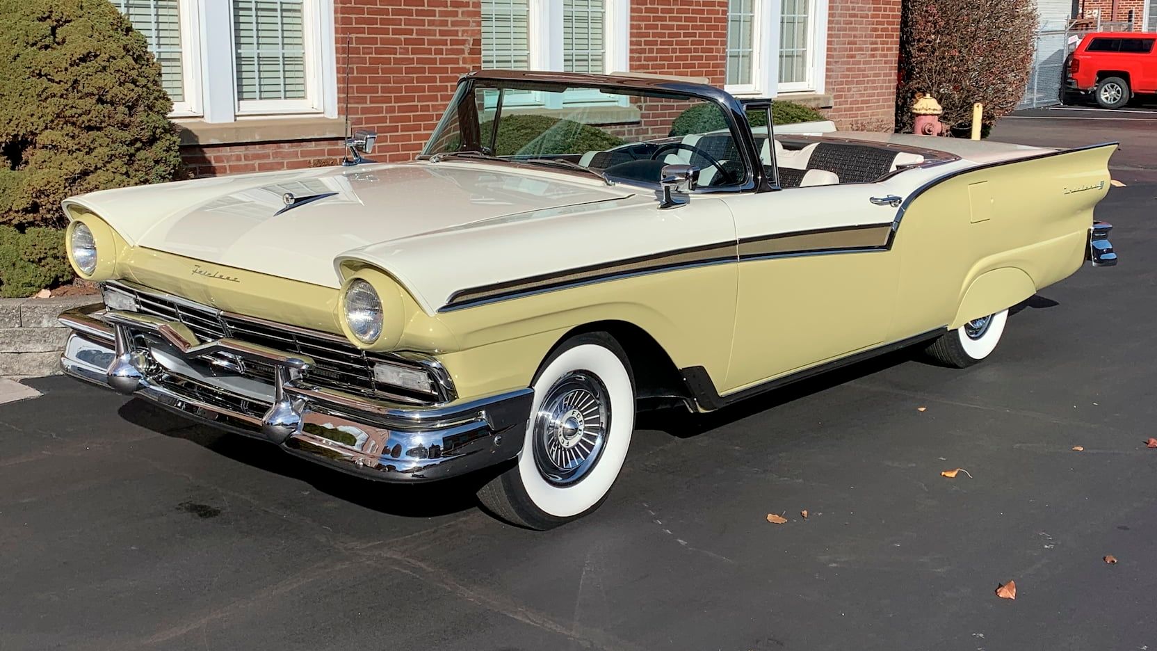 Ford Fairlane 500 Skyliner 1957 amarelo e branco estacionado