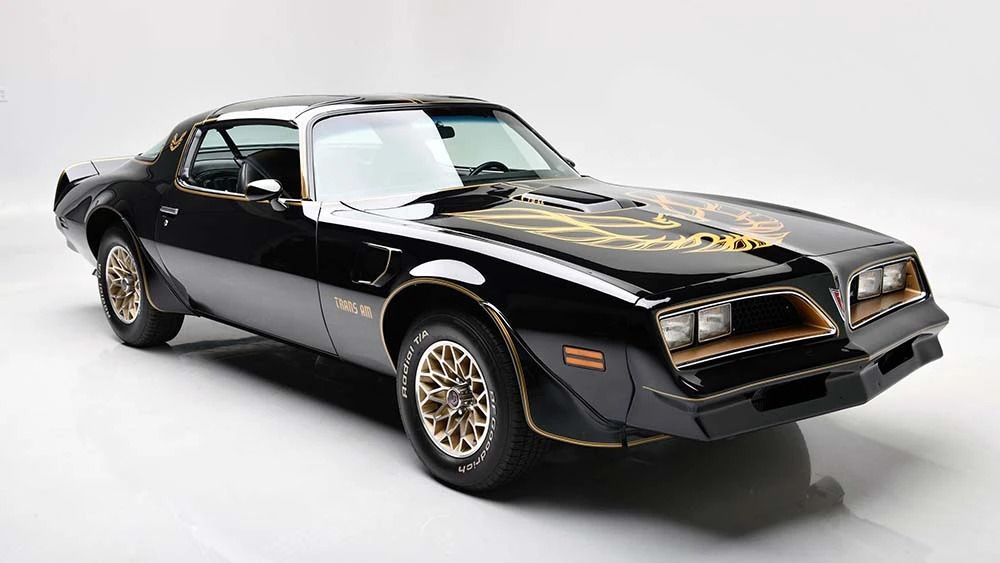 1977 Burt Reynolds Firebird Trans Am vista frontal do quarto