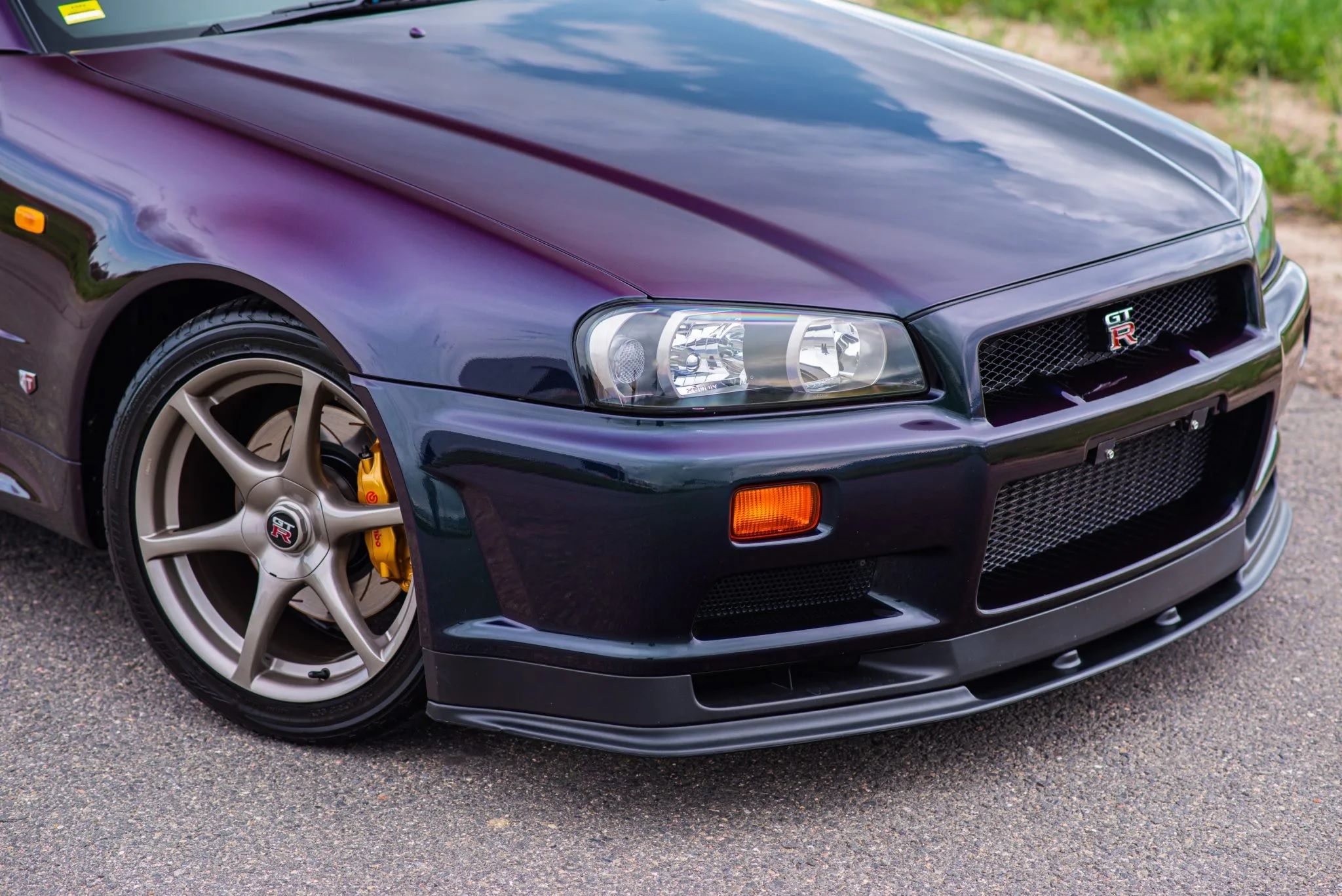 1999-nissan-skyline-gt-r-exterior-front-grille-view