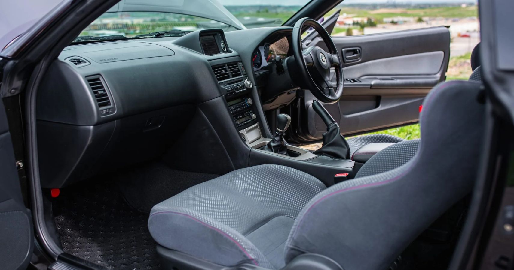 1999-nissan-skyline-gt-r-interior-view