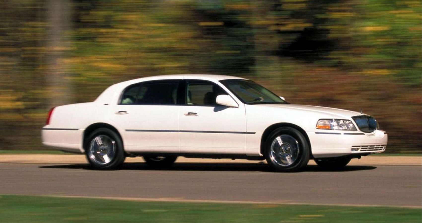 2003 Lincoln Town Car Front Quarter View