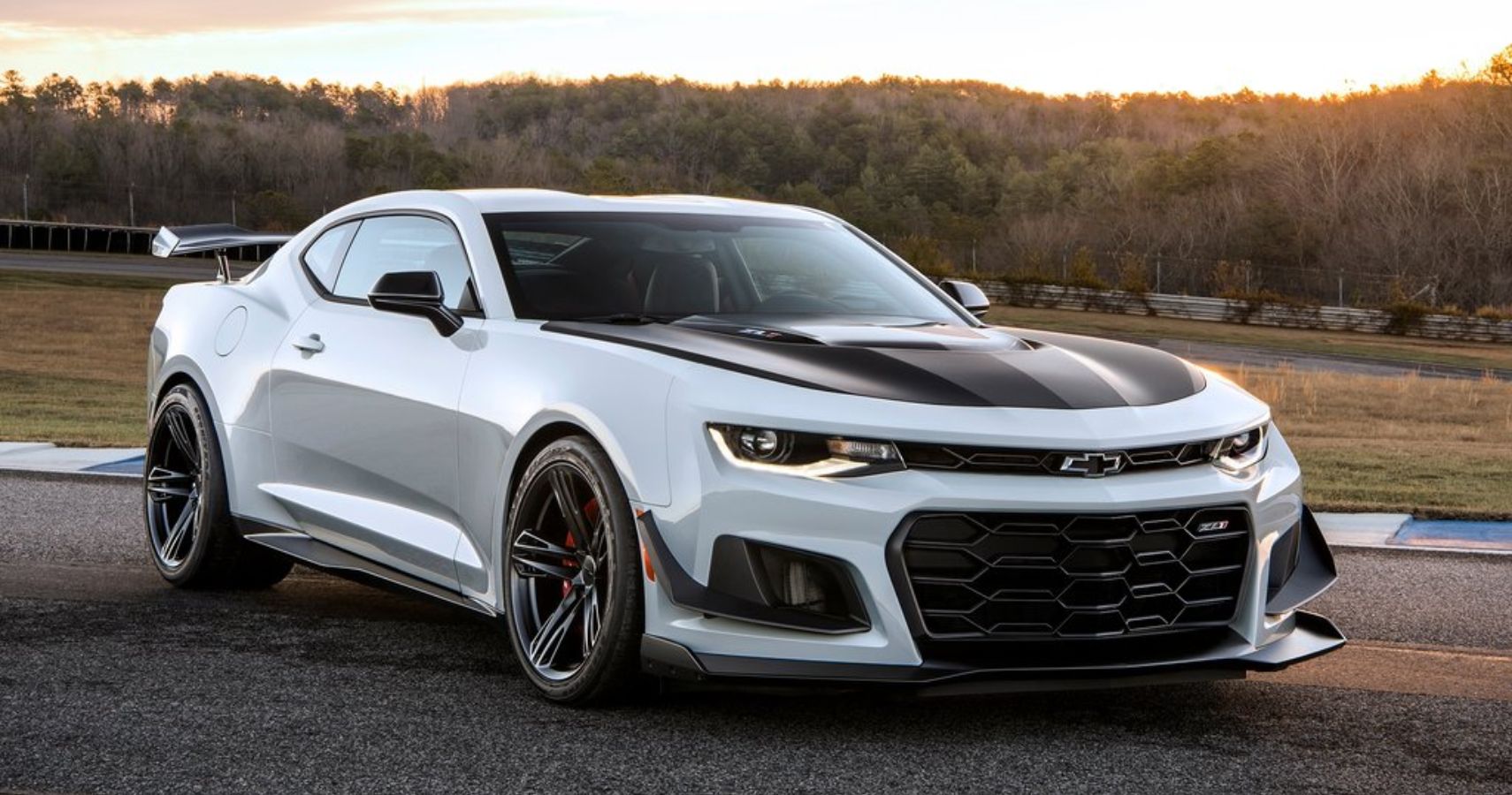 Branco 2018 Chevrolet Camaro ZL1 1LE Ângulo frontal externo