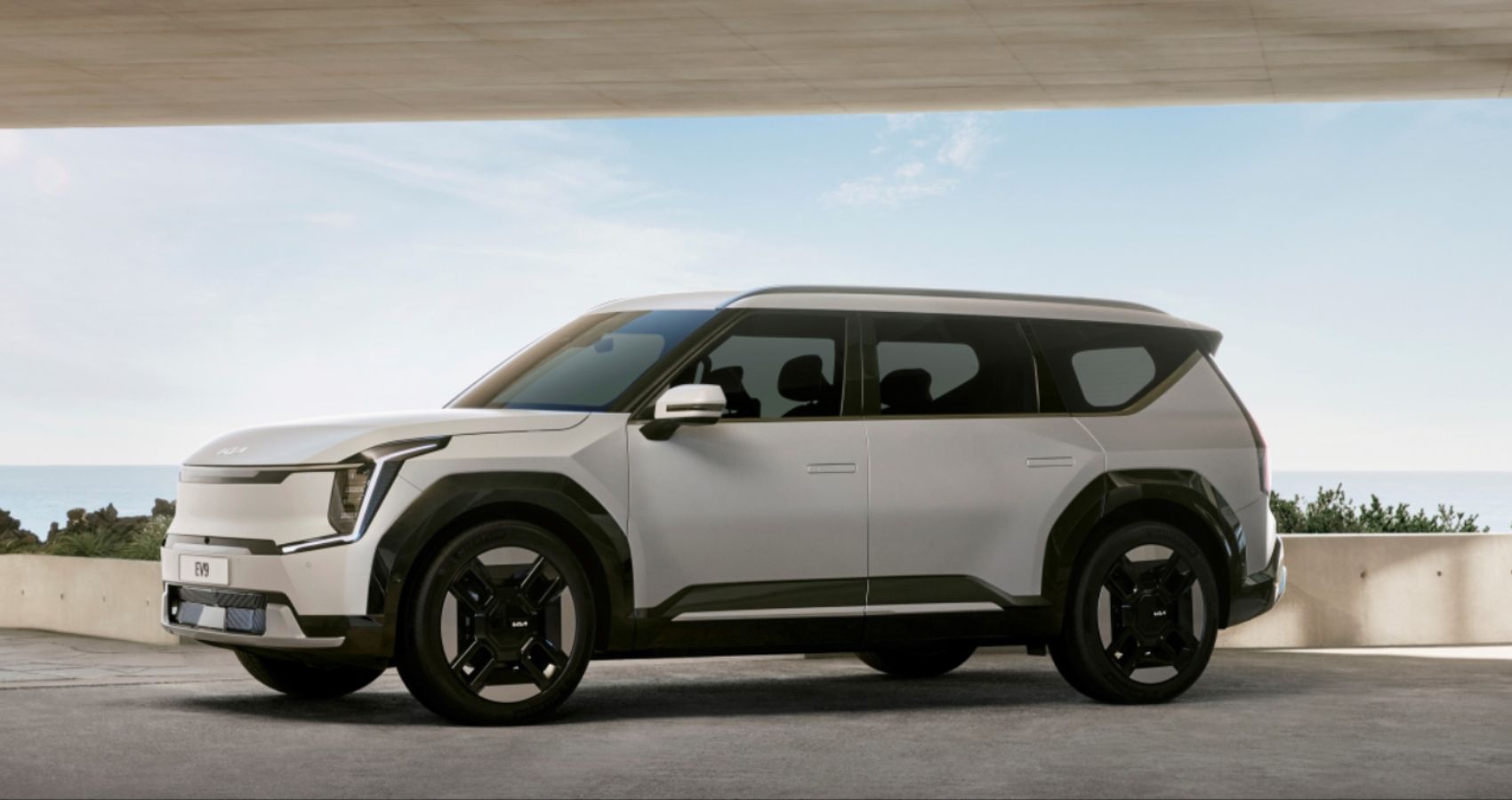 How The Kia EV9 Just Put The Rivian R1S On Notice