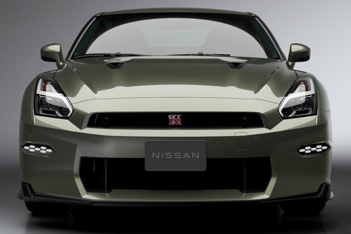2024-nissan-gt-r-exterior-front-view
