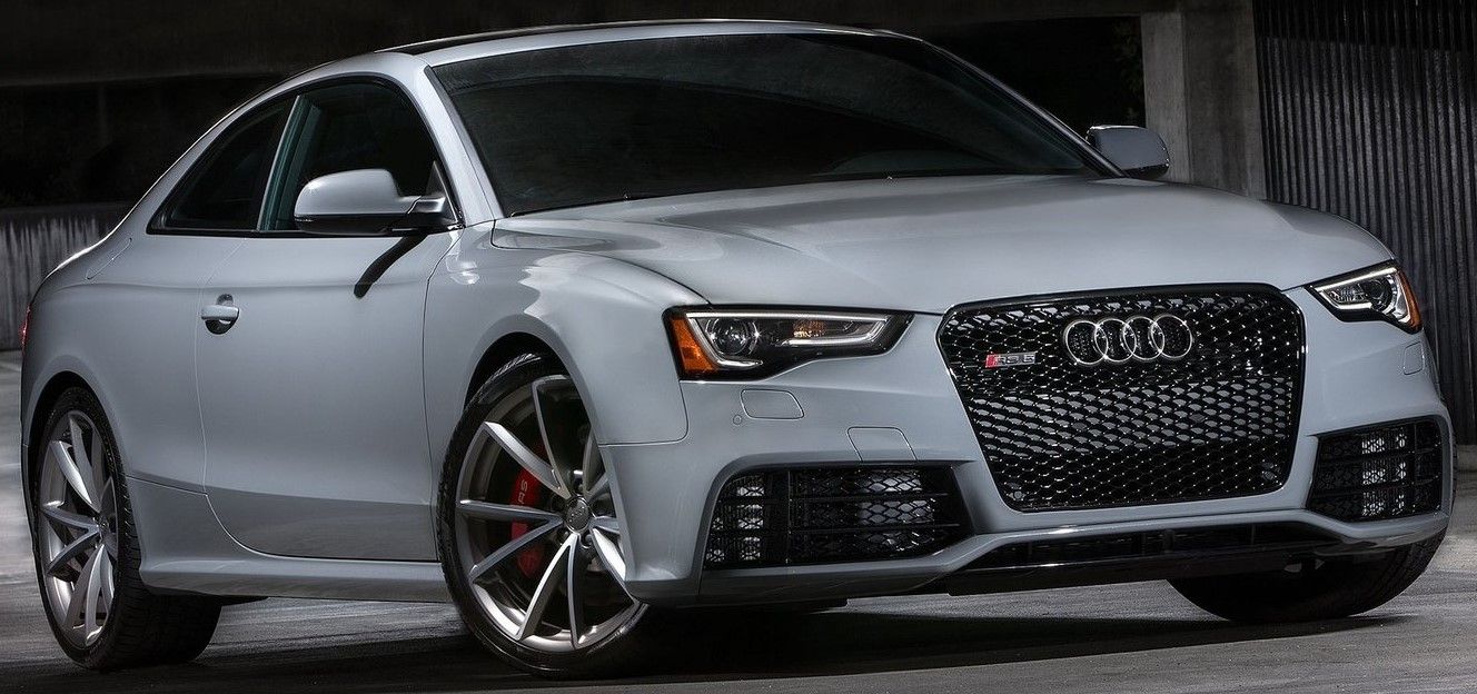 Cinza 2015 Audi RS5 Sport Edition estacionado dentro de casa