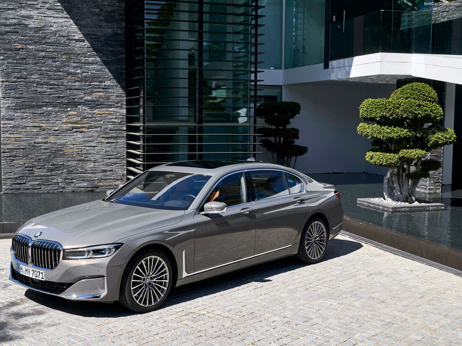 10 Luxury Sedans That Depreciate Rapidly In Value