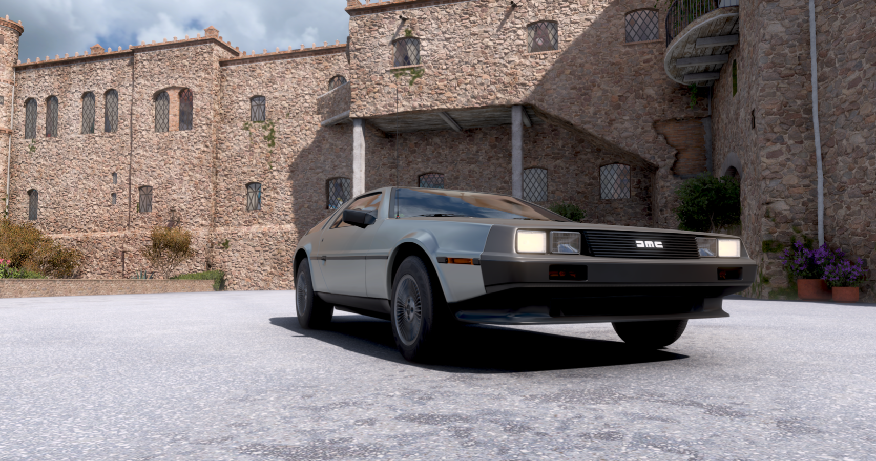 A silver 1982 DeLorean DMC-12 in FH5