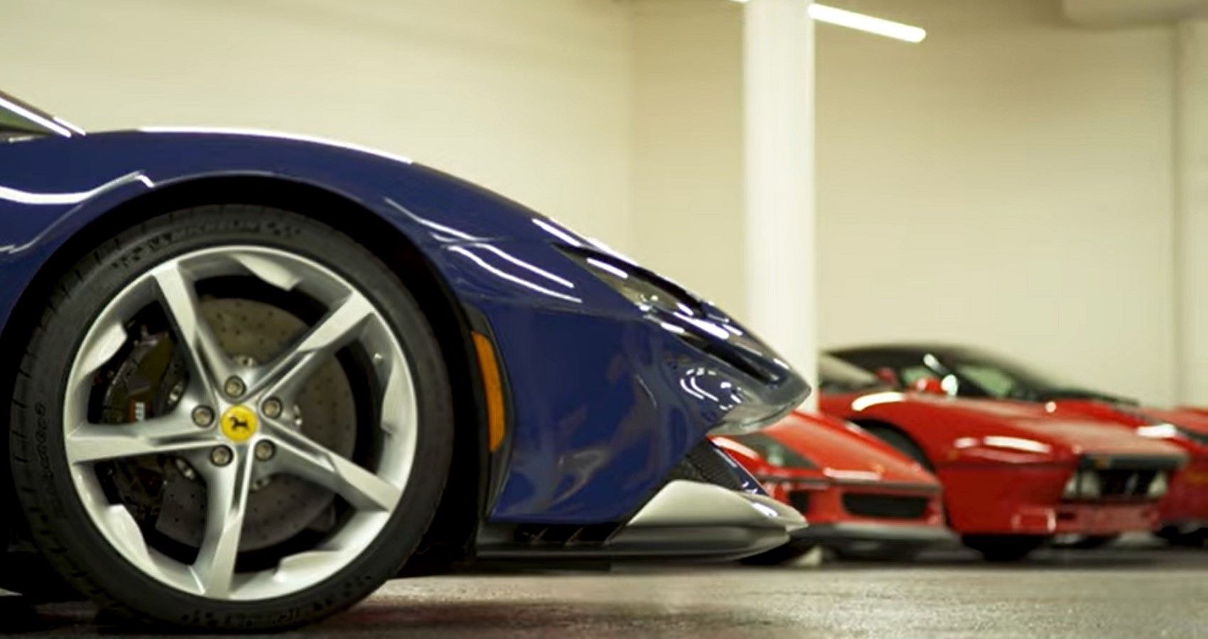 Foto de montagem da David Lee Car Collection, close de 296 GTB do solo, outros carros ao fundo