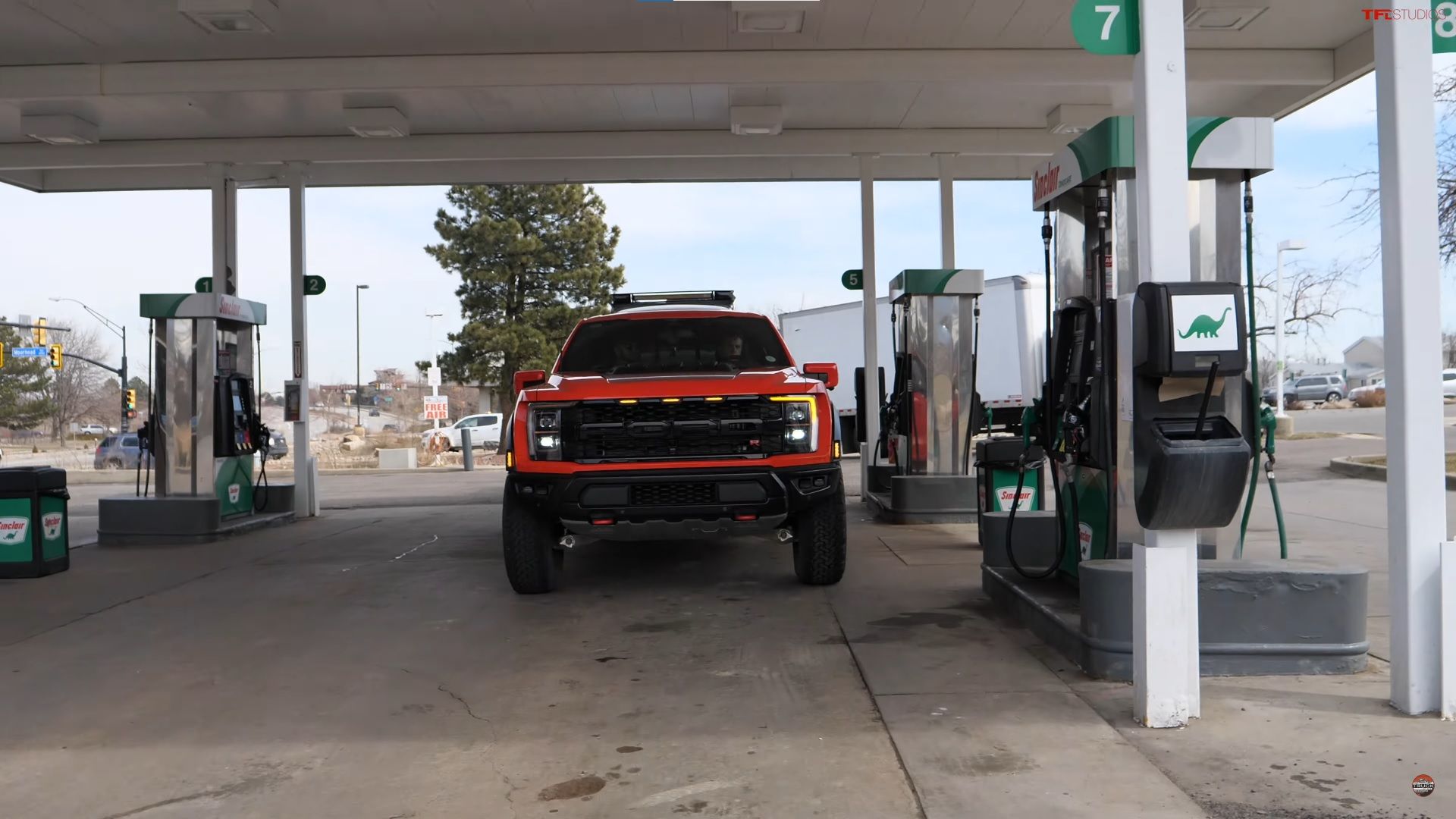 Ford raptor R em laranja no posto de gasolina Supercharged v8