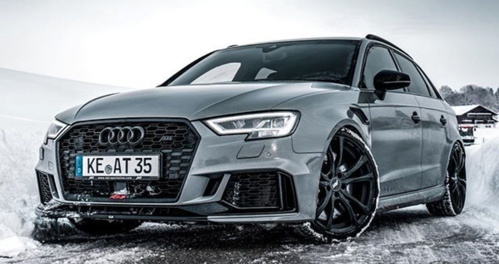 Снимок Audi RS3 2023 года спереди на снегу