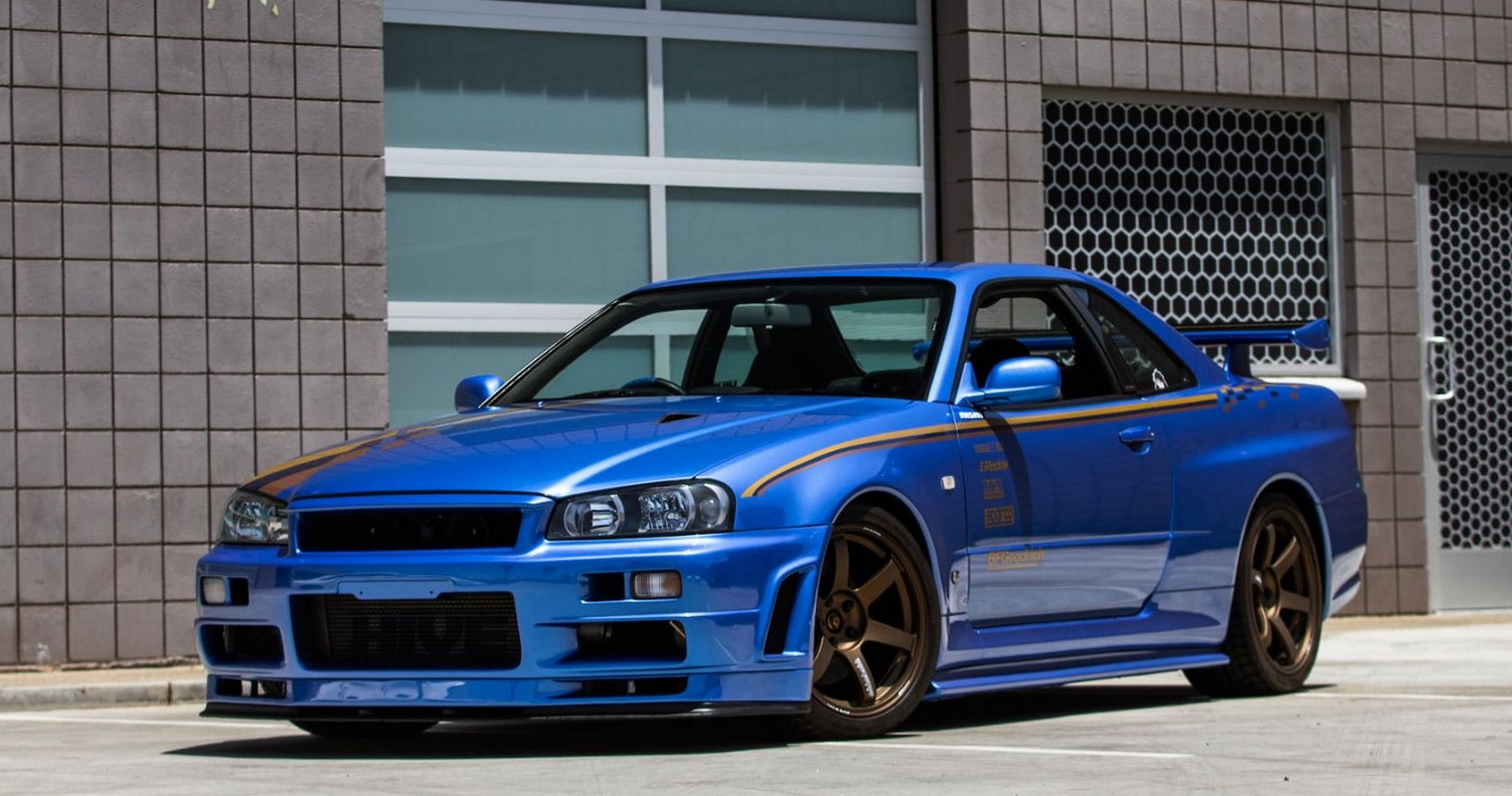 Nissan Skyline GTR-R34 - Front quarter view