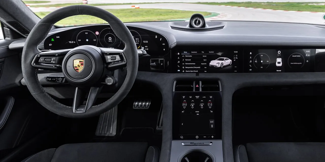 Вид салона Porsche Taycan