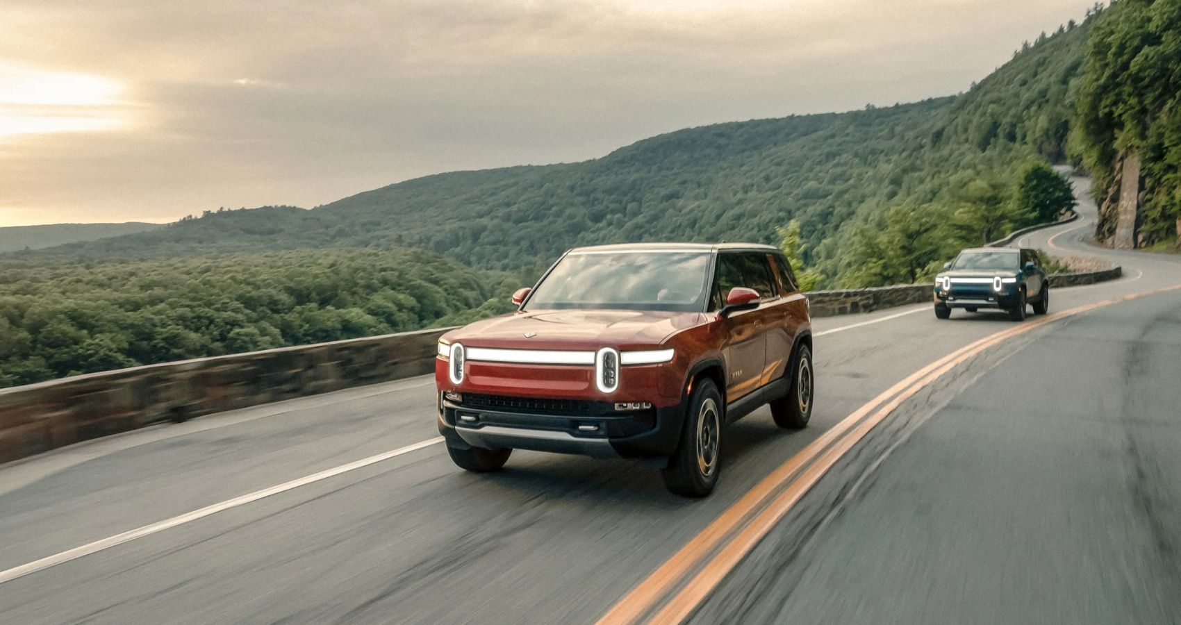 Vista frontal traseira do Rivian R1S