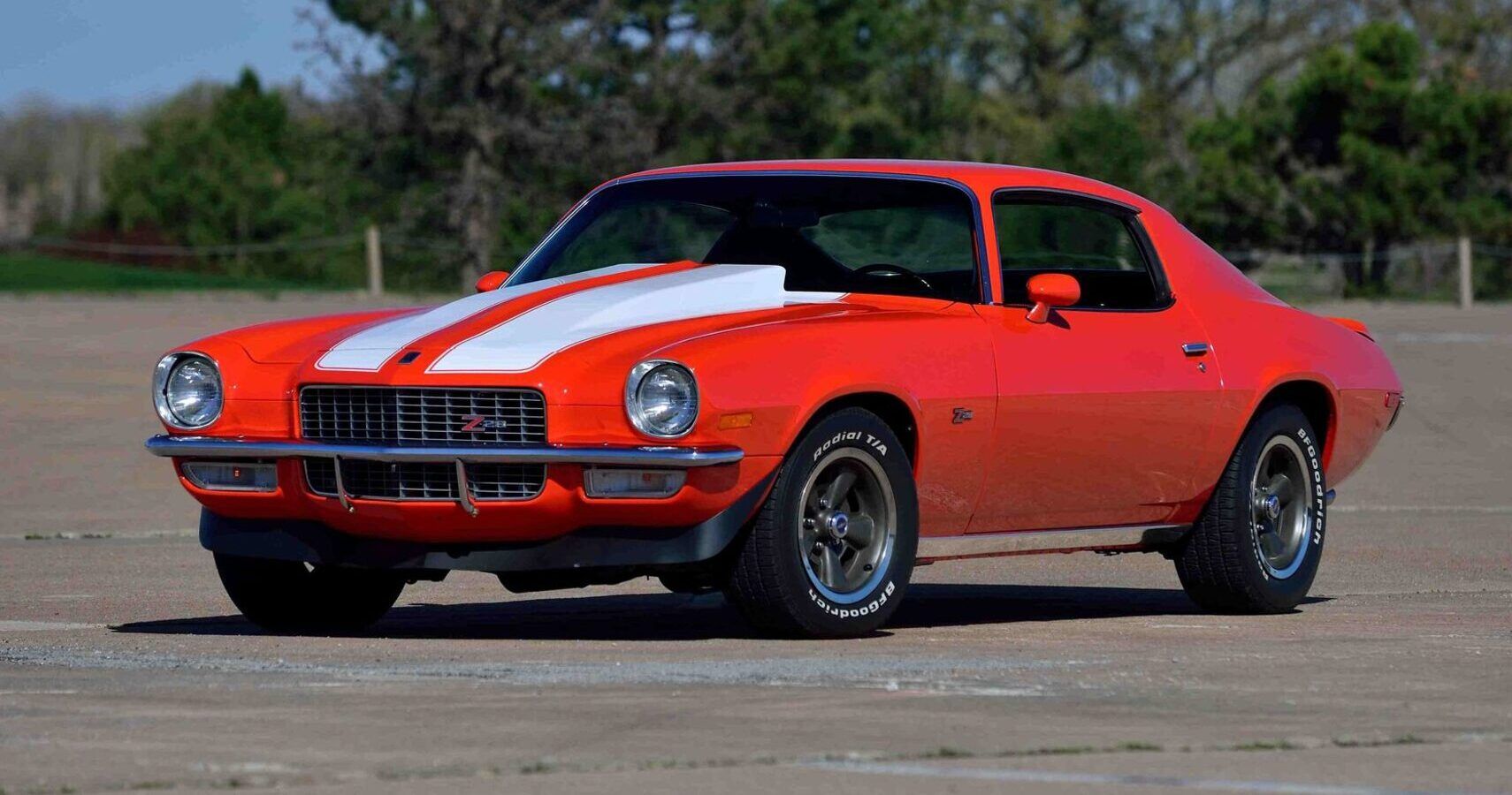 Carro clássico vermelho Chevrolet Camaro Z28 LT1 1970