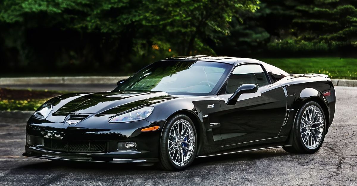 Carro esportivo preto Corvette ZR1 estacionado