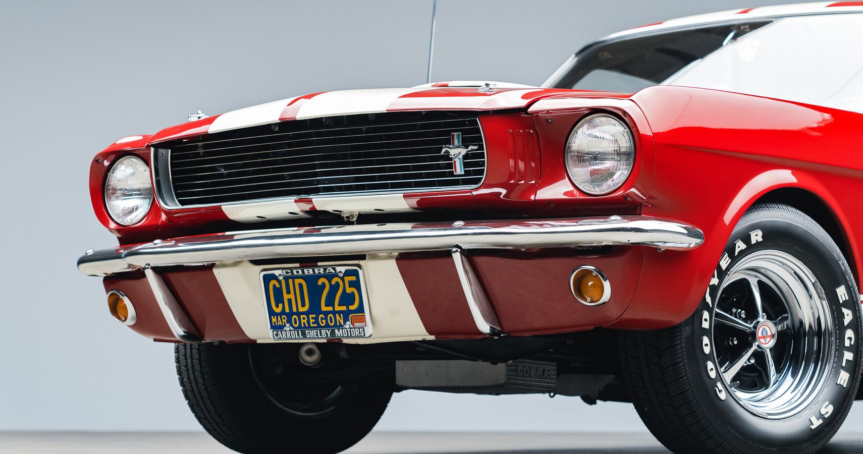 Um Shelby Mustang GT350 4-Speed ​​vermelho de 1966 estacionado