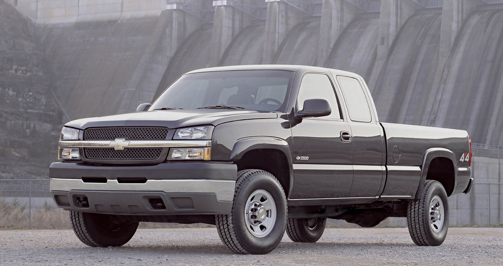 2004 Chevrolet Silverado in black front view 