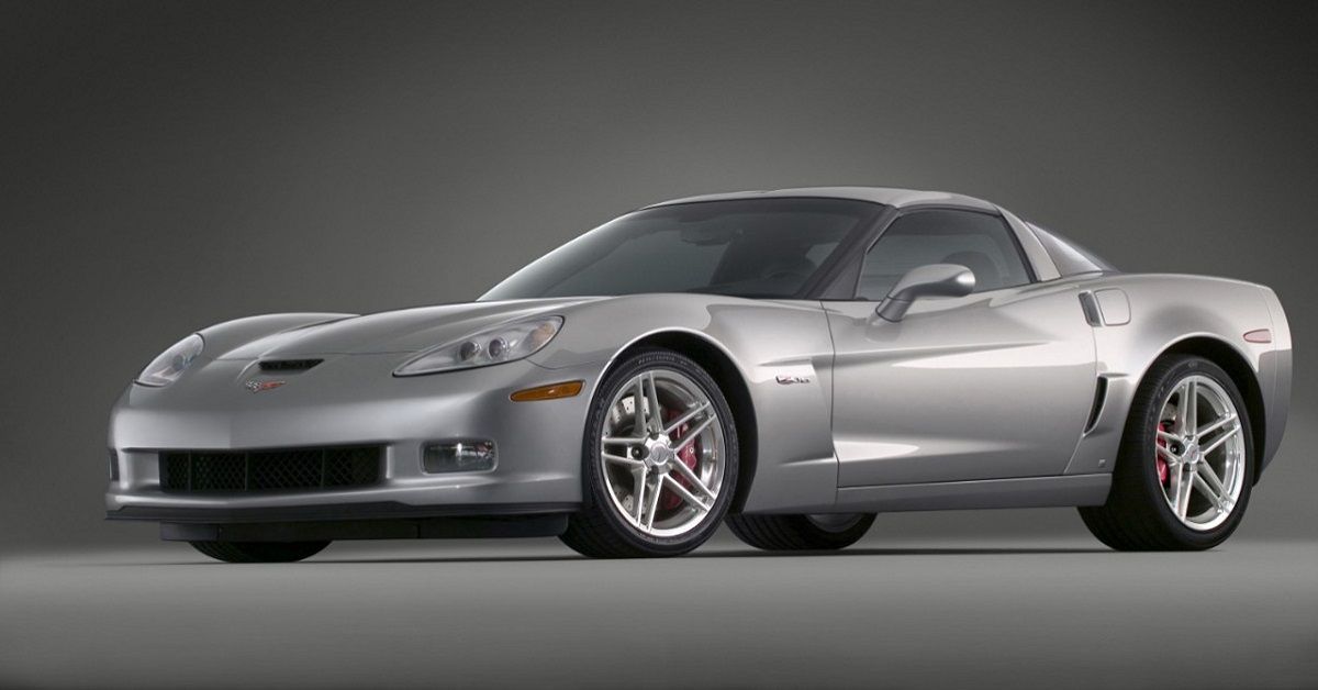 Um Chevrolet Corvette Z06 prateado 2006