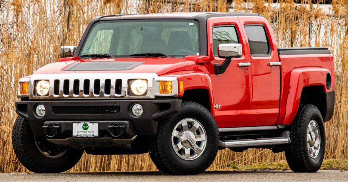 Hummer H3T vermelho na estrada