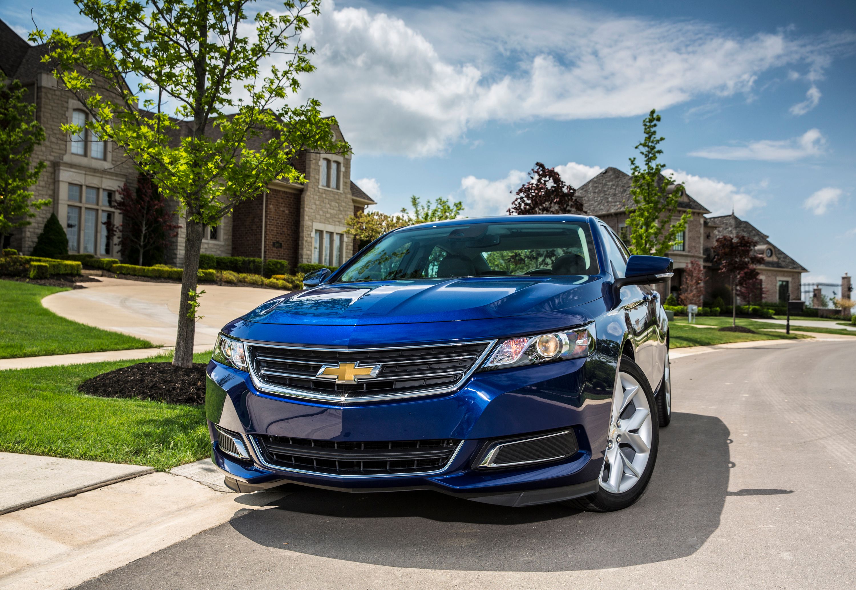 Chevrolet Impala 2014 azul estacionado do lado de fora
