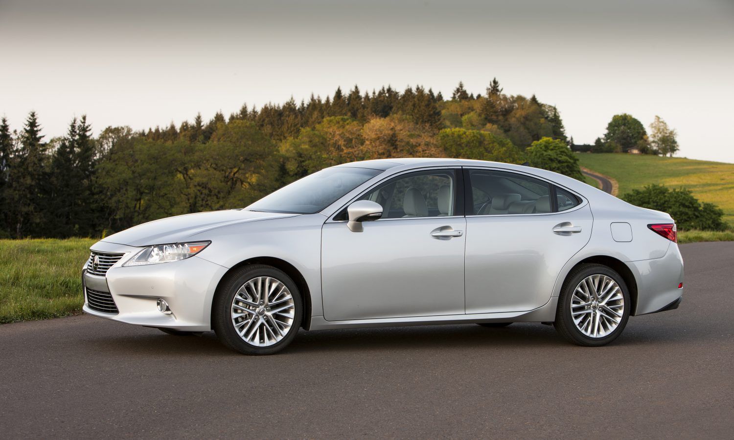 Prata 2015 Lexus ES 350 na estrada