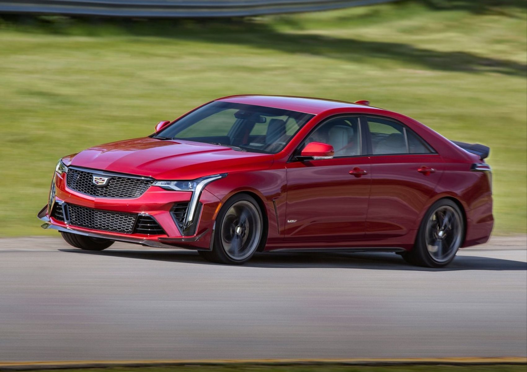 2022 Cadillac CT4-V Blackwing Front Quarter View Vermelho