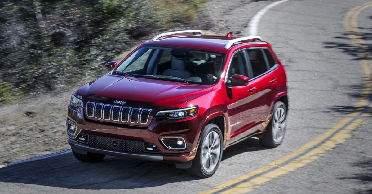 Красный Jeep Cherokee 2023