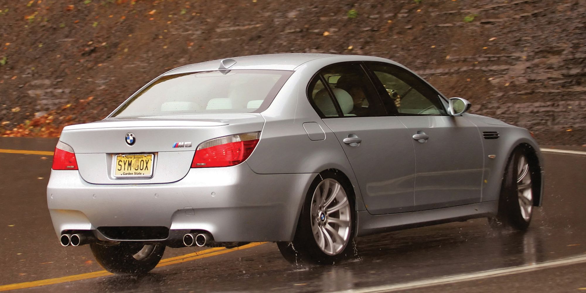 BMW M5 E60 Задняя четверть в поворотах в Сильверстоуне на мокрой дороге