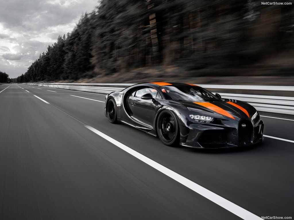 Bugatti Chiron Super Sport 300 preto com listras laranja dirigindo