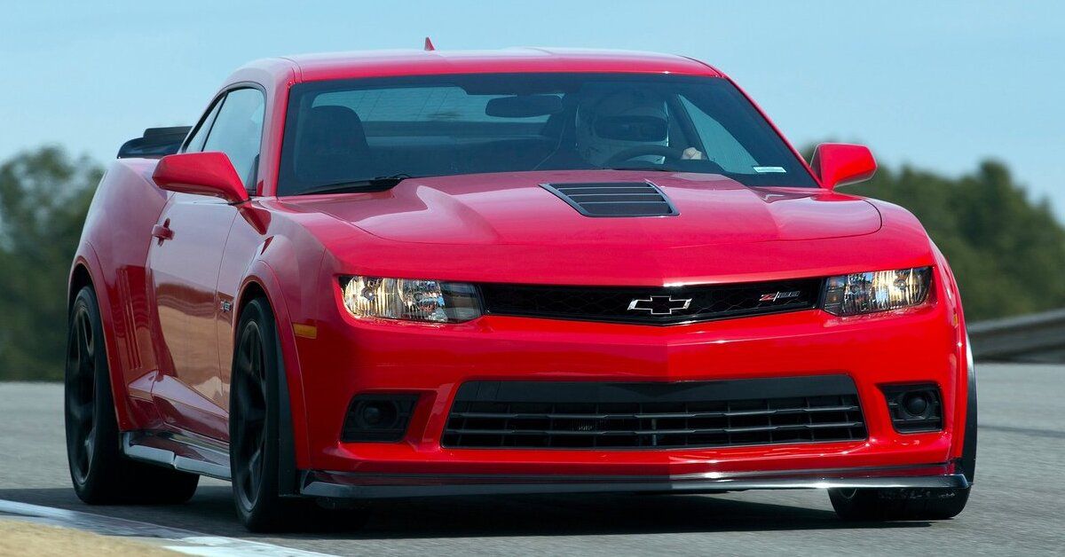 Um Chevrolet Camaro Z/28 vermelho 2014 de corrida