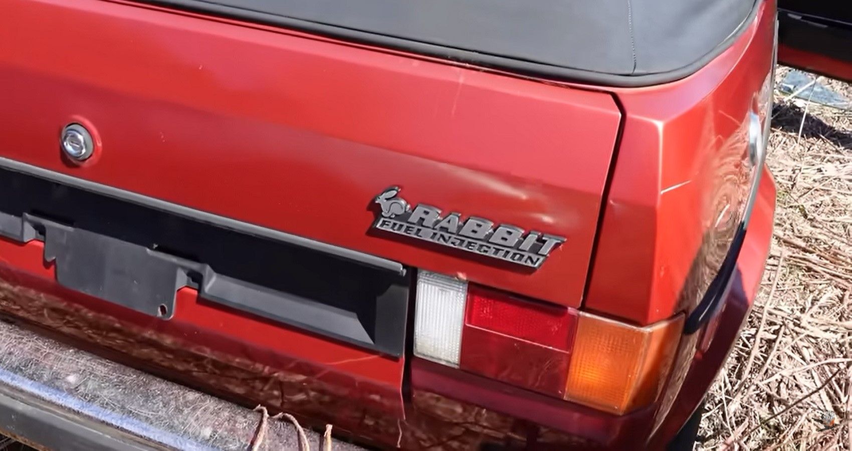 Volkswagen Rabbit conversível 1981, close do emblema no porta-malas
