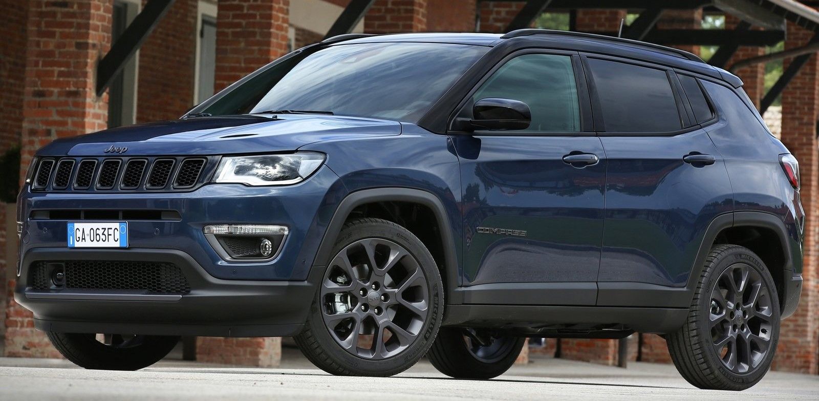 The side view of the 2020 Jeep Compass.