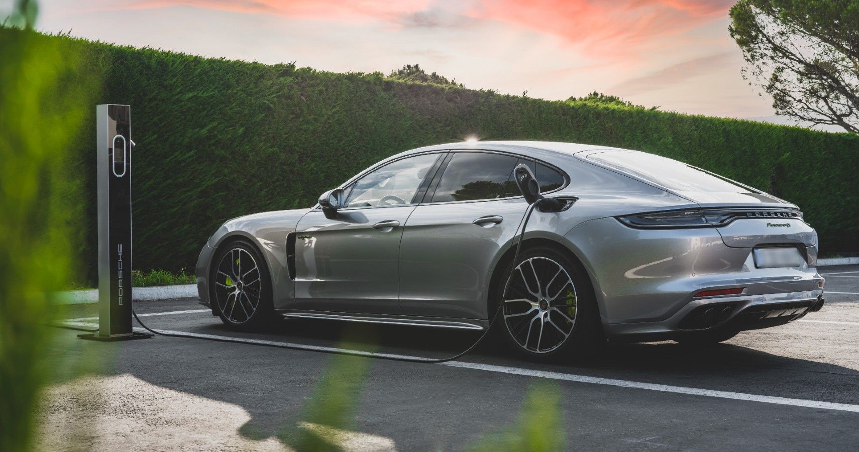 Um Porsche Panamera 4S E-Hybrid GT Prata Metálico