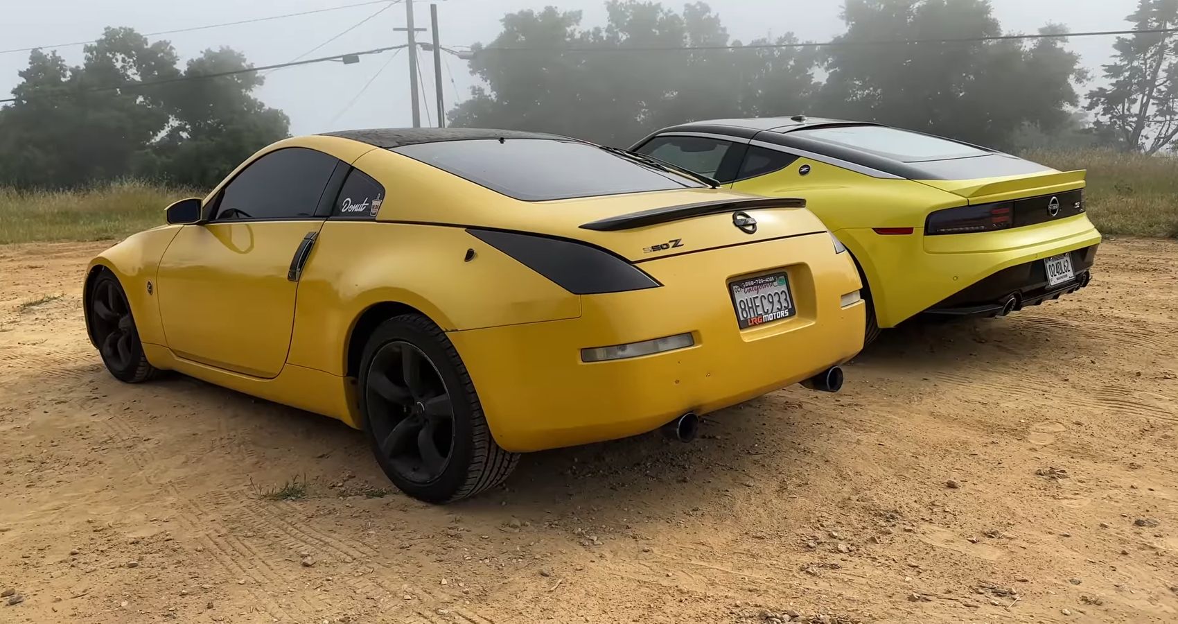 Ένα κίτρινο 350z δίπλα σε ένα κίτρινο Nissan Z