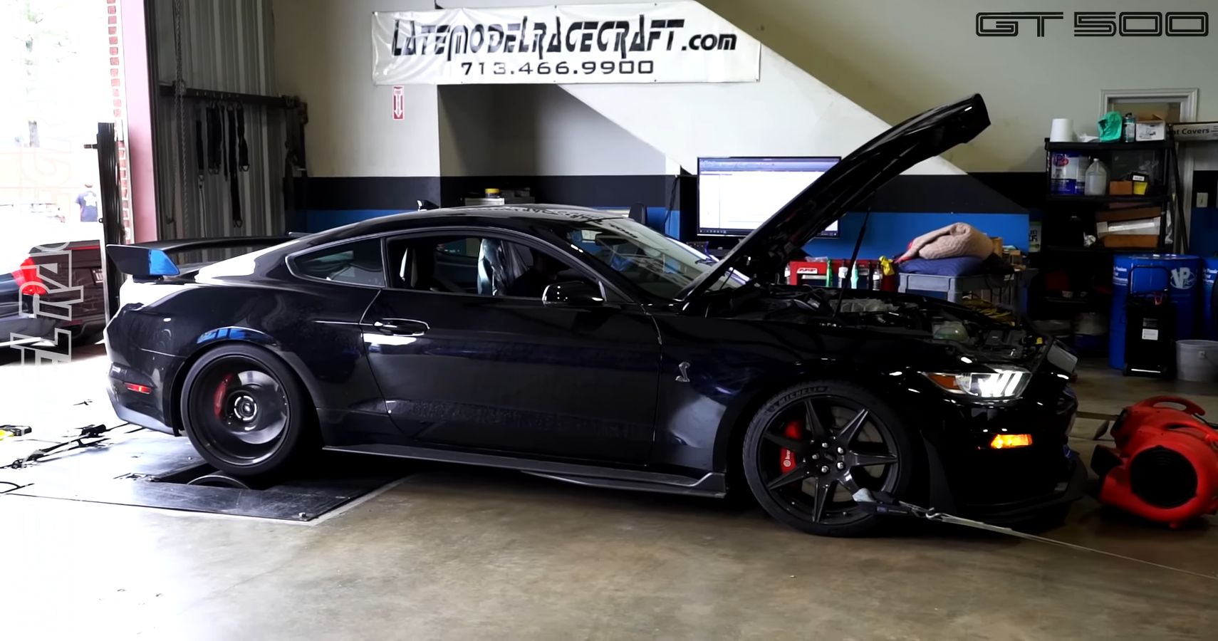 Um GT500 preto no dinamômetro