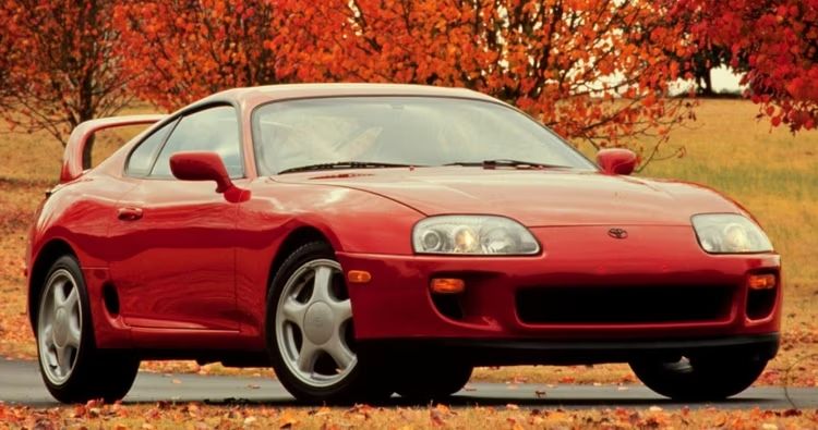 1996 Toyota Supra vermelho estacionado