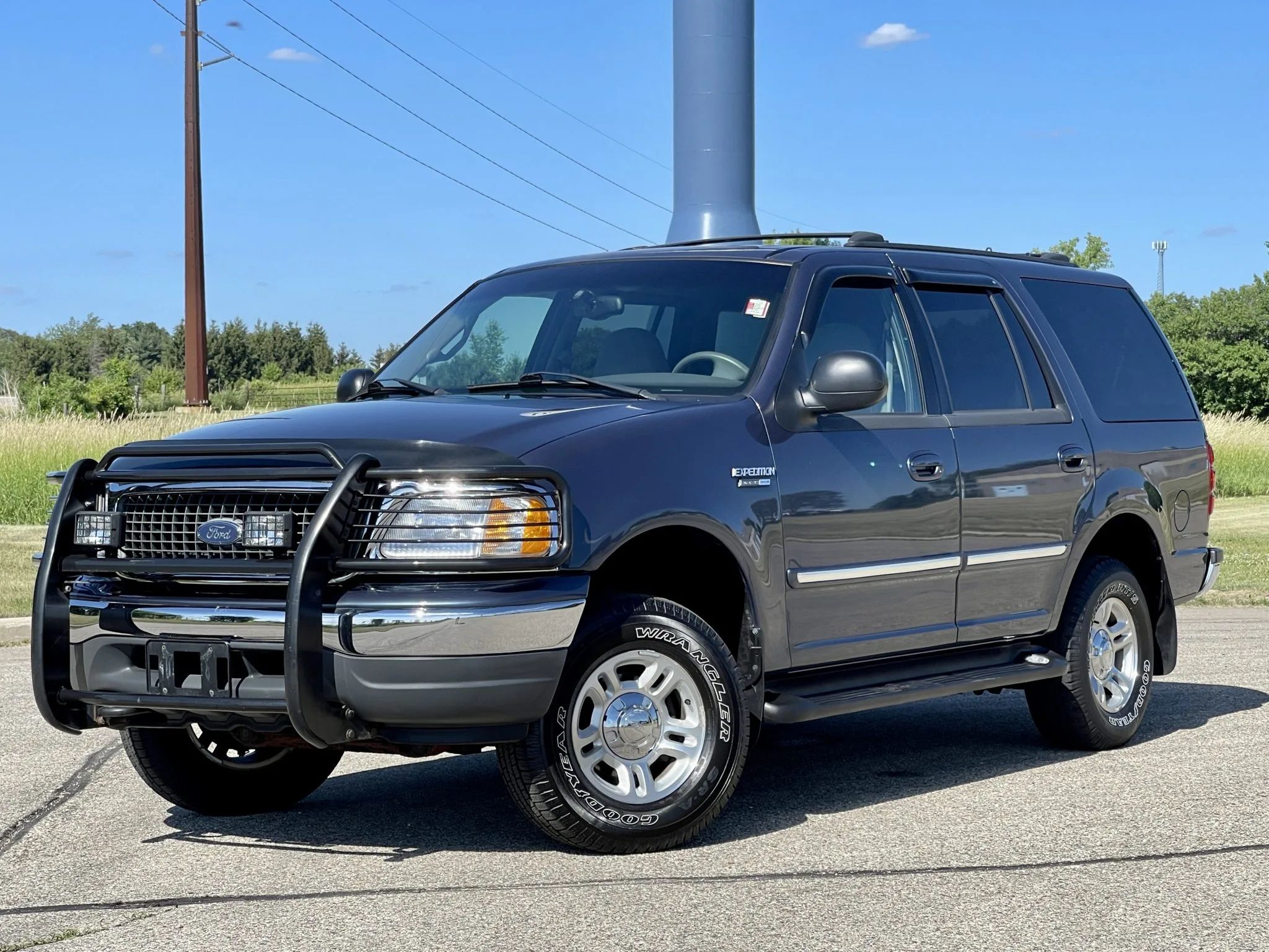 2001 Ford Expedition black parked