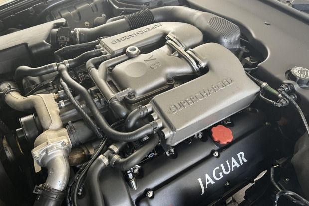 Motor Jaguar XJR 2002