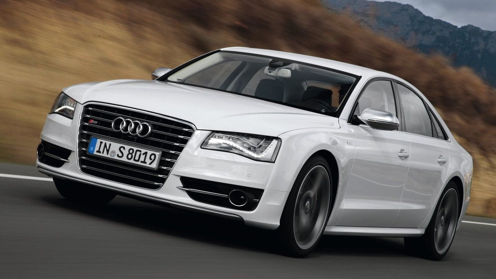 Audi S8 branco 2013 em movimento
