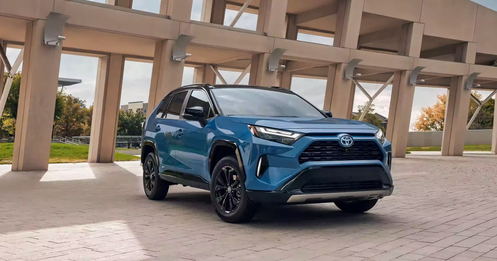 2023 Toyota RAV4 Front three-quarters