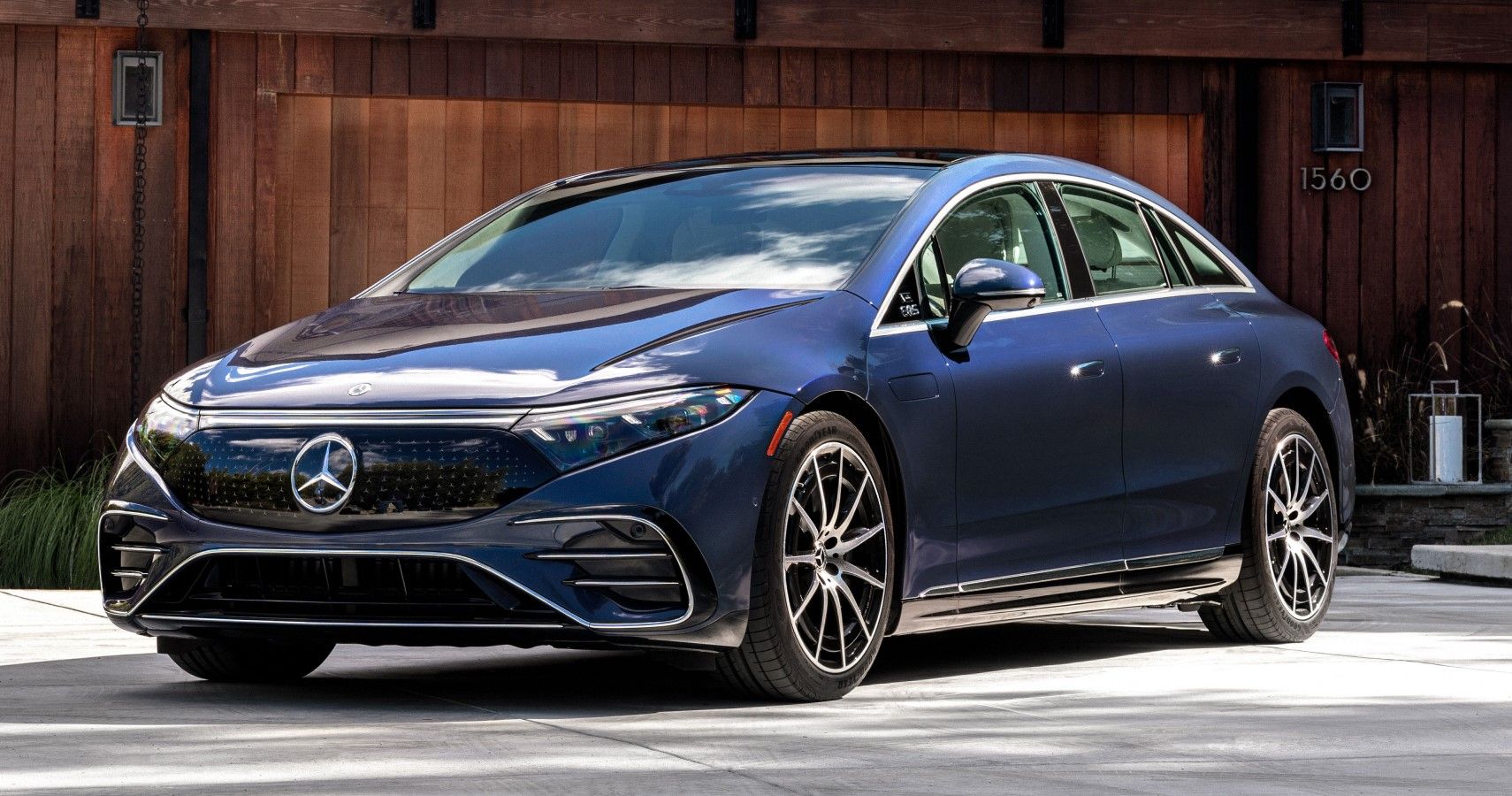 Novo EQS 580 4MATIC Sedan City Edition frente terceiro quarto hd vista de carro elétrico de luxo