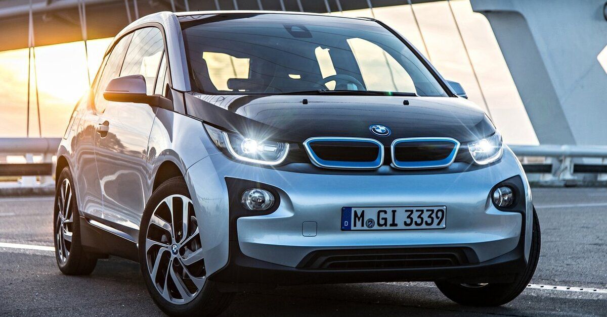 A silver 2014 BMW i3 parked