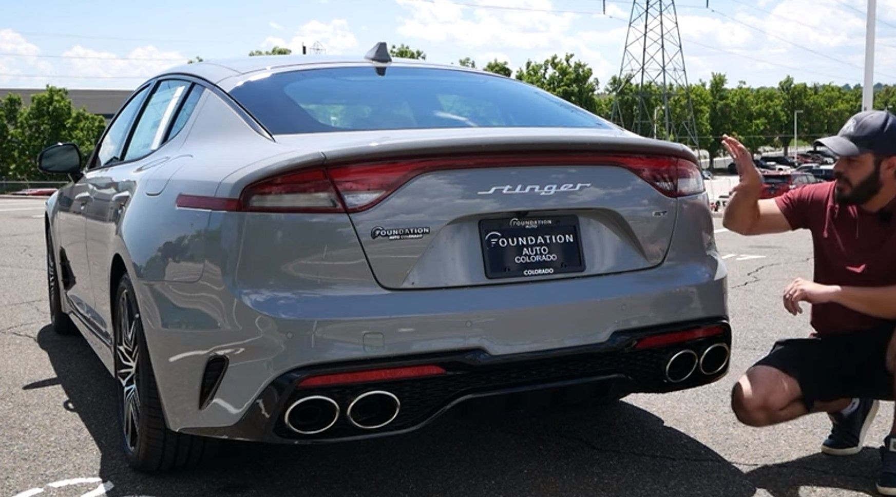 Kia Stinger GT2 2023 года выпуска, вид сзади в профиль