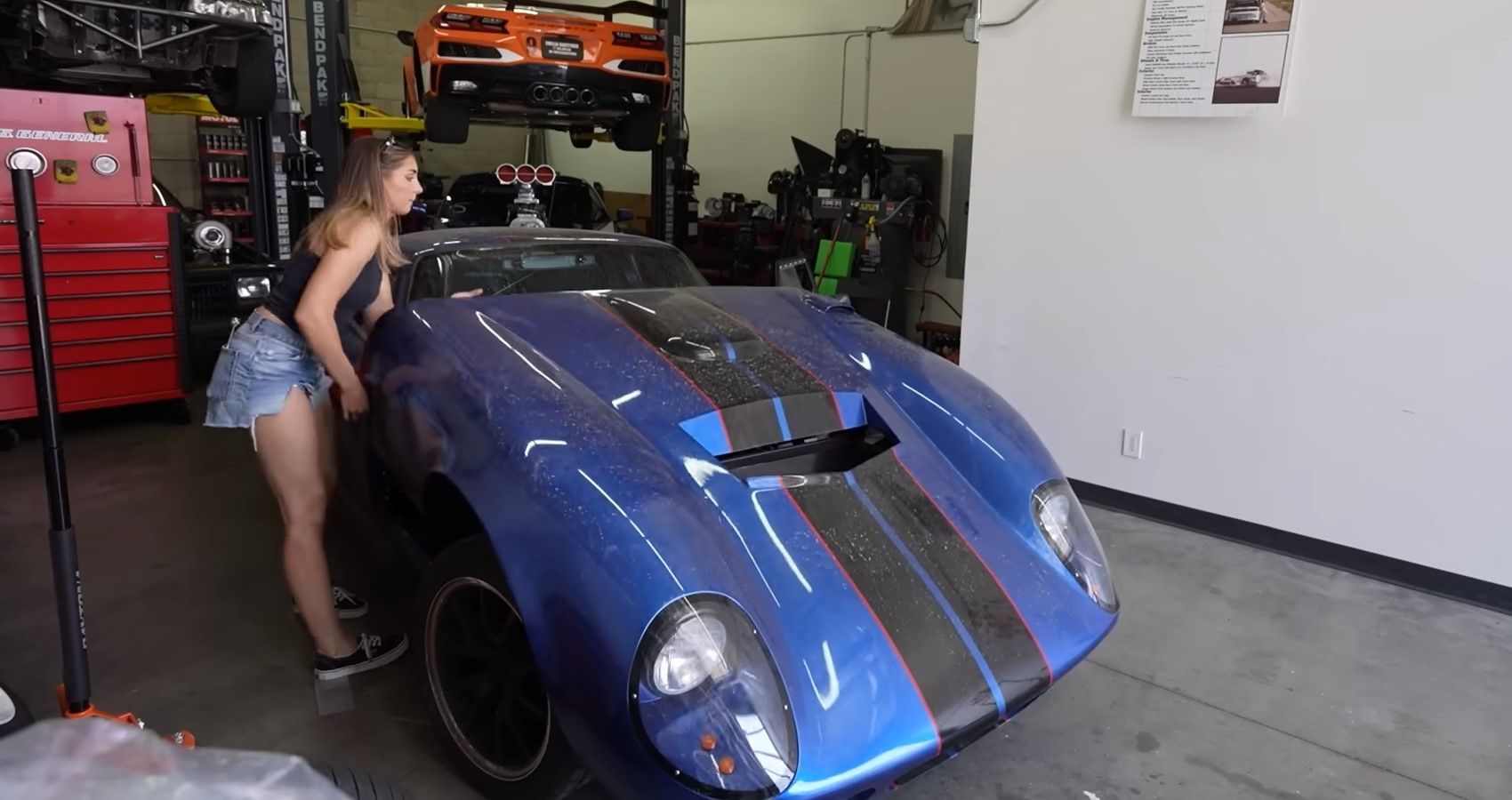 Réplica de Emelia Hartford FFR Shelby Daytona, vista frontal na garagem